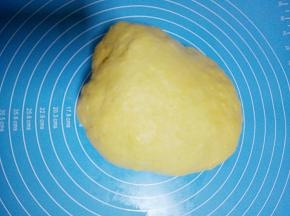 把面团放入揉面垫，这时候开始最重要的程序了