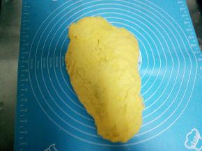 先把面团摔出去