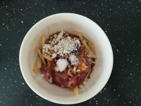 瘦肉丝内加入糖，姜丝，蒜片，淀粉，蚝油，六月鲜，搅拌均匀，腌制一会。