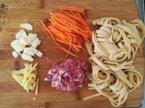 千张，胡萝卜，瘦肉生姜切丝，大蒜切片。