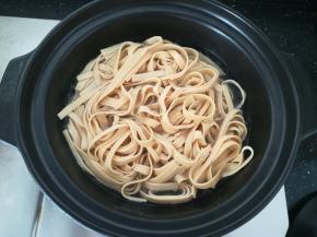 砂锅烧开水，放入千张，焯熟，捞出备用。