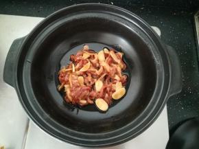 砂锅热油，放入腌制好的肉丝翻炒。