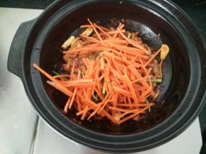 肉丝变色后，加入胡萝卜丝翻炒