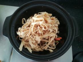 加入千张一起翻炒