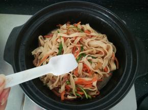 加入一点食盐调味。翻炒均匀。即可。