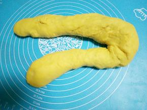 面团重复这样操作，延展性特别好的时候