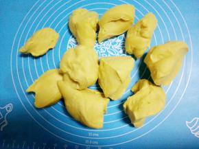 再把面团切小块，打乱再重复刚才的过程，直至揉出手套膜