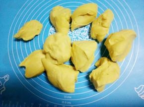 再把面团切小块，打乱再重复刚才的过程，直至揉出手套膜