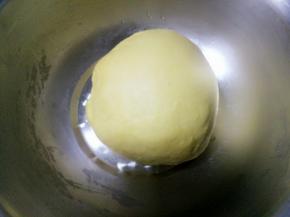 揉成光滑面团，盖上盖子放温暖的地方醒发