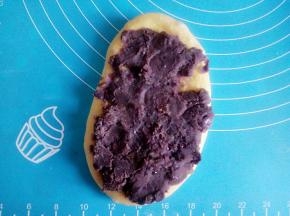 放入豆沙馅