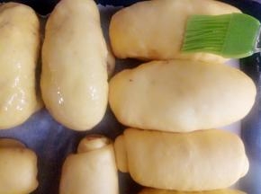 表面刷鸡蛋液，烤箱165℃/10分钟预热