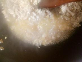 翻炒一会放入姜末