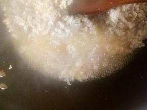 翻炒一会放入姜末