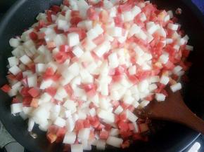 放蔬菜丁翻炒均匀