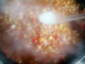 炒至土豆快熟的时候，根据菜的咸淡放少许盐