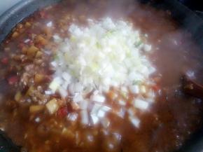 快出锅的时候放入葱花，炒断生的时候关火