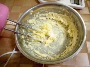 打发至颜色稍发白，体积膨大