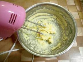 再加入盐搅打均匀