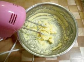 再加入盐搅打均匀