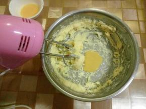 蛋液分两次加入，每次都搅打均匀再加下一次