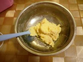 用刮刀搅拌均匀，如果粘手就放冰箱冷藏一会