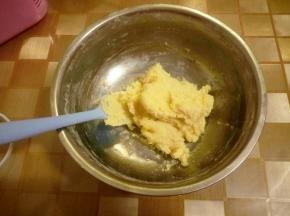 用刮刀搅拌均匀，如果粘手就放冰箱冷藏一会