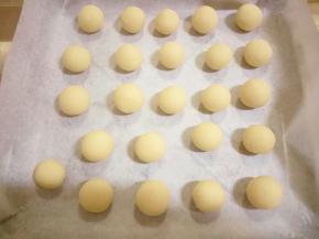 用手搓成小球，放入铺了油纸的烤盘上，小球之间要有间距，在烤的过称中会膨大一些