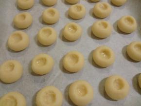 用筷子底部沾蛋液在小球上面钻一个小洞，不要太深（孩子要求果酱多一些，所以我钻的大了一些）