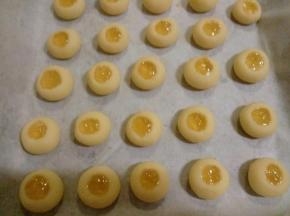在小洞里放入喜欢的果酱，放入预热好的烤箱，180度15分钟，烤成表面金黄就可以了