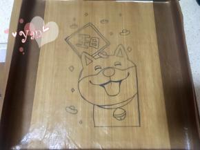 28*28烤盘铺上图案纸，在图案纸上铺油布；