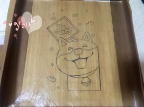 28*28烤盘铺上图案纸，在图案纸上铺油布；