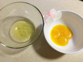 四个鸡蛋分离蛋黄蛋清至无油无水的盆里；