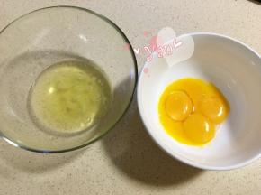 四个鸡蛋分离蛋黄蛋清至无油无水的盆里；