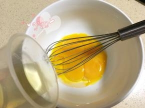 蛋黄+玉米油搅匀；