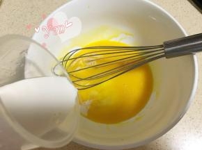 再加入牛奶搅匀；