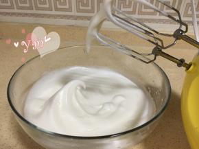 蛋清+糖打发至提起打蛋头有长弯钩即可；