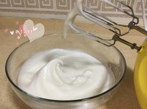 蛋清+糖打发至提起打蛋头有长弯钩即可；