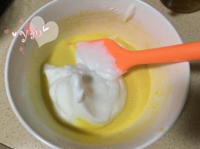 舀一大勺蛋白到蛋黄糊里；