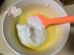 舀一大勺蛋白到蛋黄糊里；