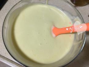 翻拌均匀后倒入蛋白盆里，再翻拌均匀；