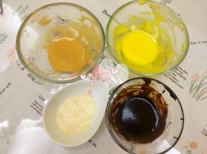 取四个小碗，用黄、粉、棕色素调出三色面糊，另外用棕+黄色素调出土黄色面糊；