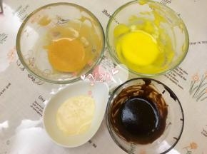 取四个小碗，用黄、粉、棕色素调出三色面糊，另外用棕+黄色素调出土黄色面糊；