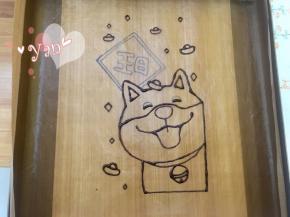 用深棕色面糊勾出线条，放入预热好的烤箱，165度烤2分钟；