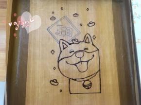 用深棕色面糊勾出线条，放入预热好的烤箱，165度烤2分钟；