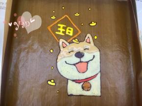 最后再把剩余的空白部位填上颜色；放入烤箱165度烤2分钟，烤好图案后取出图案图案纸；