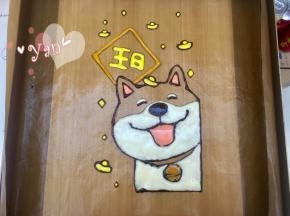 再用黄色、土黄色和原味面糊挤出图案，裱花袋口要剪的很小。放入烤箱165度烤2分钟；