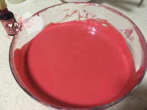 面糊滴入几滴红丝绒液翻拌均匀；