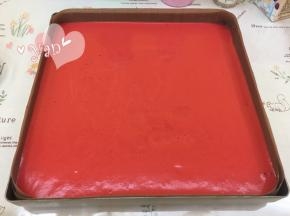 把面糊倒入烤盘中，用刮刀抹平，放入烤箱，165度烤20分钟；