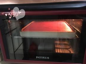 出炉立即提着油布移到晾网上晾凉。翻面，揭去油布；