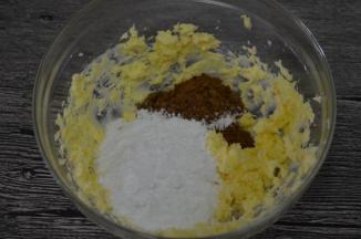 加入糖粉和红糖粉，打至微微蓬发